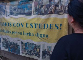 Indigenous leaders call on companies to respect their right to say “no” to mining “We are with you! Congratulations for your worthy fight,” reads the banner. By appealing to the courts for a proper consent process, Xinka activists in Guatemala halted operations of a silver mine. Now, they staff a roadside encampment (shown here), where they monitor the flow of fuel and cement to the mine to be sure operations don’t continue in secret. Photo: Elizabeth Stevens/Oxfam