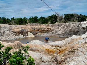 Tin mining waste dumped into the river pollutes the water and makes the Lenggang River shallow. Image by Moh Tamimi/Mongabay Indonesia
