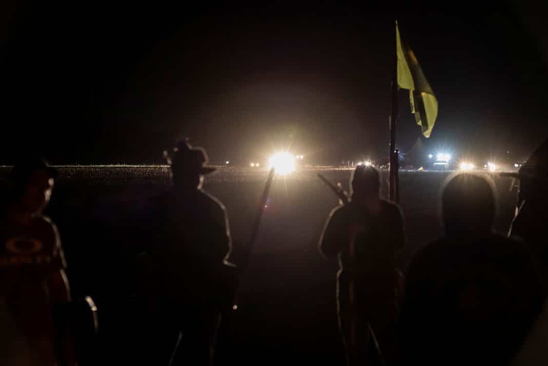 Guarani-Kaiowa Indigenous people, who are reclaiming land, stand guard during a conflict with men backed by farmers in trucks and tractors in Douradina district, state of Mato Grosso do Sul, Brazil August 3, 2024. REUTERS/Gabriel Schlickmann