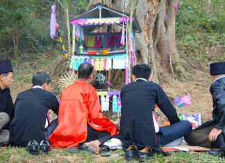 Xen Dong Festival – a unique cultural feature of the Thai people of Muong Lo. The shamans performed the Xên Đông ritual under the ancient banyan tree.