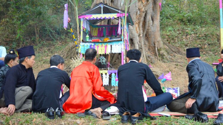 The shamans performed the Xên Đông ritual under the ancient banyan tree.
